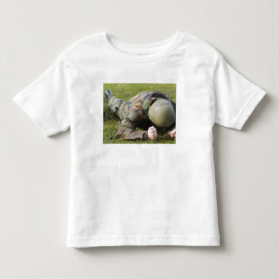 T-shirt Pour Les Tous Petits L'aviateur rampe par un champ humide
