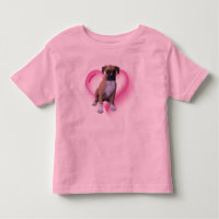 Le chiot de boxeur badine la chemise
