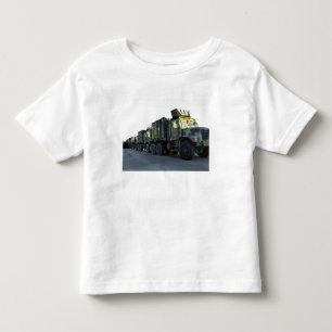 T-shirt Pour Les Tous Petits Les camions blindés se reposent sur le pilier à la