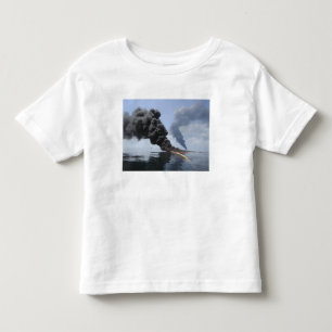 T-shirt Pour Les Tous Petits Les nuages foncés de la fumée et du feu émergen