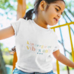 T-shirt Pour Les Tous Petits Lettres arc-en-ciel colorées | 1er jour de l'école<br><div class="desc">Ce t-shirt de retour à l'école est décoré de lettres arc-en-ciel sucrées qui peuvent être personnalisées à n'importe quel grade. Avec une typographie moderne et tendance, avec votre choix de personnalisation. Un accessoire photo parfait pour une journée très spéciale et ensuite pour avoir comme gardien après ! Le design peut...</div>