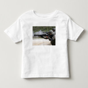 T-shirt Pour Les Tous Petits Marines mettant le feu à des fusils de chasse
