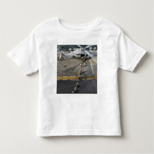 T-shirt Pour Les Tous Petits Marines se prépare à embarquer sur un MH-60S