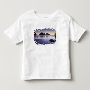 T-shirt Pour Les Tous Petits Montage d'un homme portant un kayak, plage de ShiS