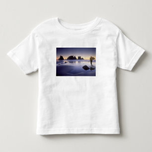 T-shirt Pour Les Tous Petits Montage d'un homme portant un kayak, plage de ShiS