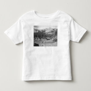 T-shirt Pour Les Tous Petits Montagnes de Buckhorn au delà des voies ferrées