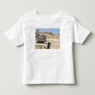 T-shirt Pour Les Tous Petits Montres d'un instructeur en tant que soldat