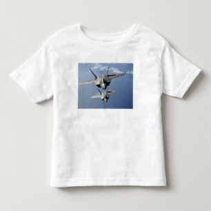 T-shirt Pour Les Tous Petits Mouche de deux F-22 Raptors au-dessus de l'océan