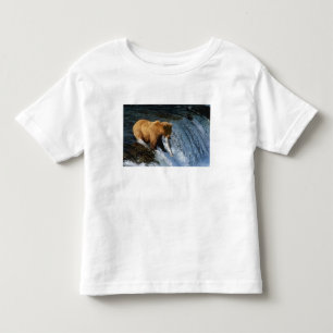 T-shirt Pour Les Tous Petits Ours brun d'Alaska attrapant un saumon à Brooks