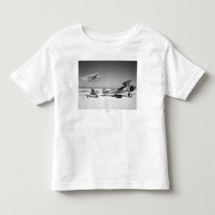 T-shirt Pour Les Tous Petits Paresev 1-A sur Lakebed avec l'avion de remorquage