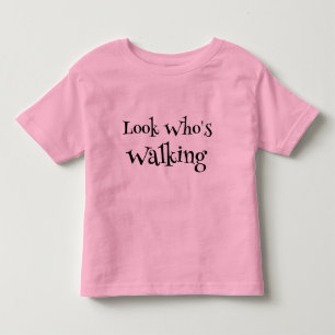 T-shirt Pour Les Tous Petits Petite fille qui marche en rose