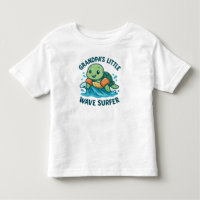 Petite tortue surfeuse de petite vague de papy