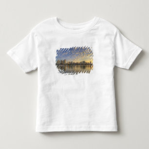 T-shirt Pour Les Tous Petits Regardant à travers False Creek l'horizon de