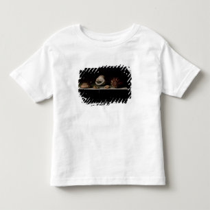 T-shirt Pour Les Tous Petits Six coquilles sur une étagère en pierre, 1696