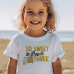 T-shirt Pour Les Tous Petits So Sweet to Bee Trois 3e anniversaire<br><div class="desc">T-shirt personnalisé de 3e anniversaire avec "So sweet to bee trois" sur le devant et "Happ-Bee anniversaire [nom]" sur le dos. Le design sur le thème de l'abeille présente des pointes d'abeille amusantes en lettres jaunes et noires, décorées de bourdons, d'une ruche, de fleurs de campagne et de miel qui...</div>