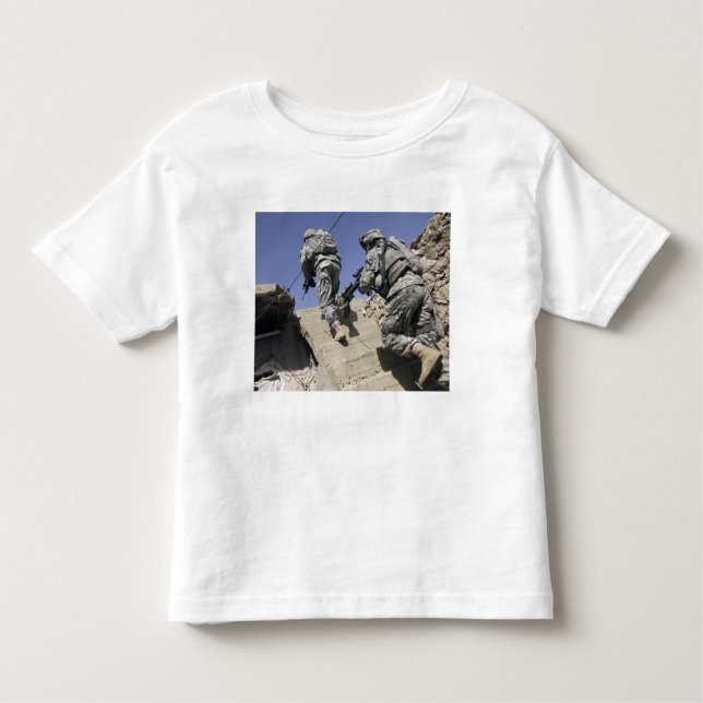 T-shirt Pour Les Tous Petits Soldats montant l'escalier d'un bâtiment (Devant)