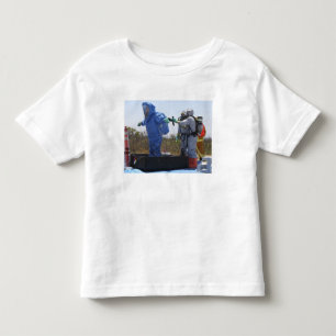 T-shirt Pour Les Tous Petits Un aviateur se tient dans un baquet
