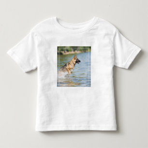 T-shirt Pour Les Tous Petits Un berger allemand se jette dans l'eau