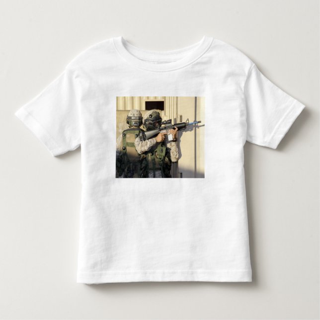 T-shirt Pour Les Tous Petits Un chef d'infanterie vise son arme (Devant)