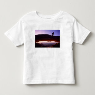 T-shirt Pour Les Tous Petits Un couple observe le lever du soleil depuis le som