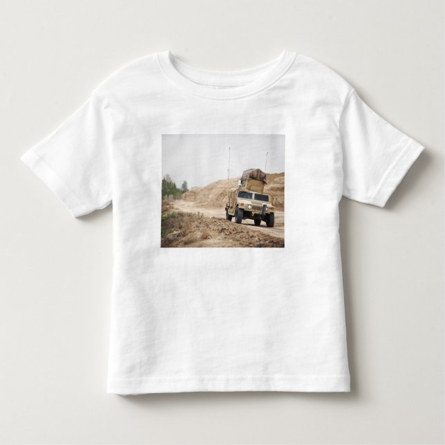 T-shirt Pour Les Tous Petits Un Humvee assure la sécurité (Devant)