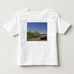 T-shirt Pour Les Tous Petits Un Humvee est garé sur le site de retransmission