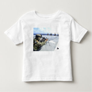 T-shirt Pour Les Tous Petits Un Marine américain réglant son arme