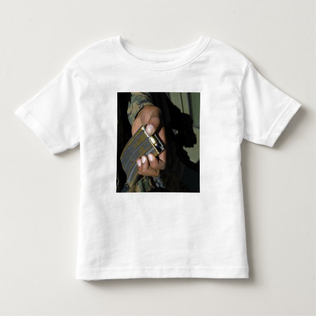 T-shirt Pour Les Tous Petits Un Marine charge des balles blanches (Devant)