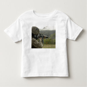 T-shirt Pour Les Tous Petits Un Marine effectue des exercices