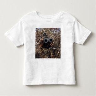 T-shirt Pour Les Tous Petits Un observateur de scouts pratique la technique d'o