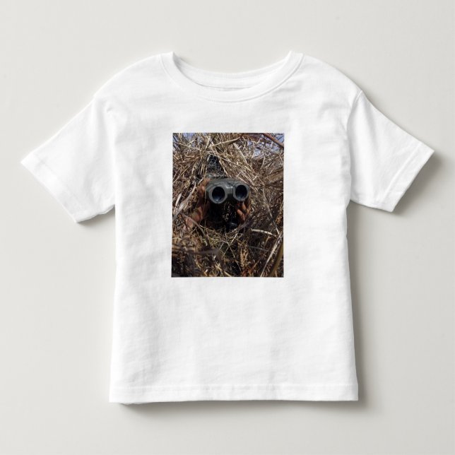 T-shirt Pour Les Tous Petits Un observateur de scouts pratique la technique d'o (Devant)