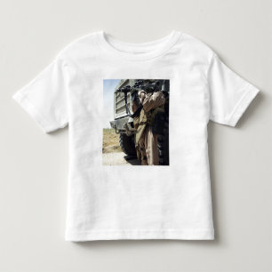 T-shirt Pour Les Tous Petits Un soldat fournit la sécurité pour des marines