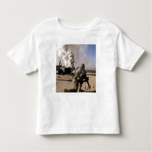 T-shirt Pour Les Tous Petits Un soldat réagit à une explosion contrôlée