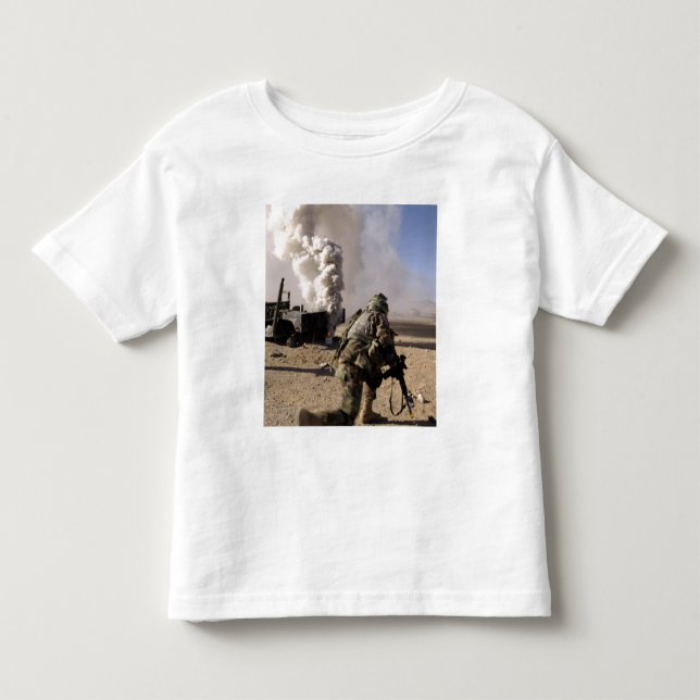 T-shirt Pour Les Tous Petits Un soldat réagit à une explosion contrôlée (Devant)