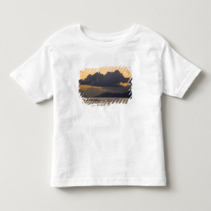 T-shirt Pour Les Tous Petits Une équipe de canoë à balancier s'entraîne au larg