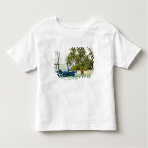 T-shirt Pour Les Tous Petits Une femme sur un petit bateau de pêche traditionne