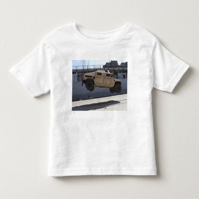 T-shirt Pour Les Tous Petits Une grue monte un M998 Humvee (Devant)