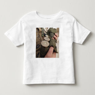 T-shirt Pour Les Tous Petits Une marine berce des poignées de grenades de 40