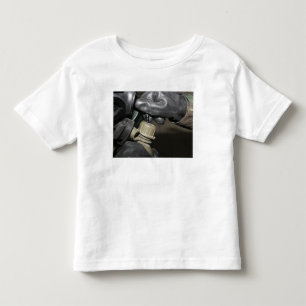 T-shirt Pour Les Tous Petits Une marine insère un tube potable dans son cante