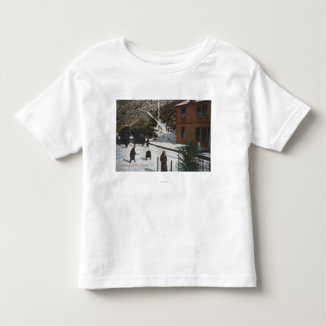 T-shirt Pour Les Tous Petits Une scène d'hiver, adultes jouant dans la neige (Devant)