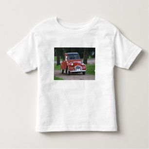 T-shirt Pour Les Tous Petits Une vieille voiture Citroen 2CV rouge avec une fem