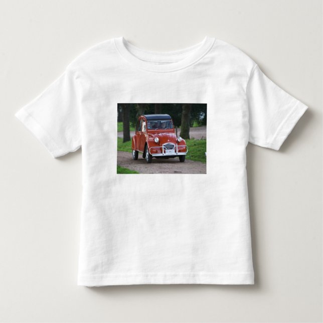 T-shirt Pour Les Tous Petits Une vieille voiture Citroen 2CV rouge avec une fem (Devant)
