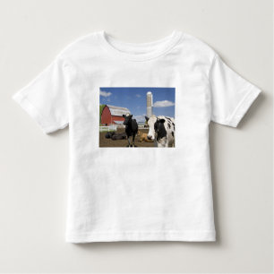 T-shirt Pour Les Tous Petits Vaches devant une grange rouge et silo sur une fer