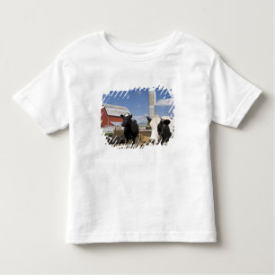 T-shirt Pour Les Tous Petits Vaches devant une grange rouge et silo sur une fer