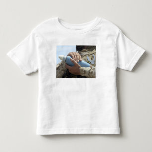 T-shirt Pour Les Tous Petits Vue en gros plan d'un soldat berçant des munition