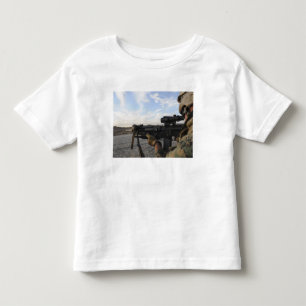 T-shirt Pour Les Tous Petits Vues d'un soldat dedans à mettre le feu sur une
