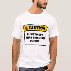 T-SHIRT PRÉCAUTION - J'AIME OBTENIR DES CHOSES BOISSON ET