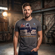 Premier chat noir sur l'astronaute rétro spatial d