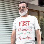 T-shirt Premier Noël en famille grand-père appariement<br><div class="desc">Ce t-shirt blanc est parfait pour des vêtements de Noël personnalisés assortis à des vêtements de famille. La légende dit "Premier Noël comme grand-père" dans une police de caractères rouge moderne.</div>