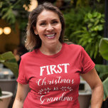 T-shirt Première Chrétienne<br><div class="desc">Ce t-shirt rouge est parfait pour des vêtements de Noël personnalisés assortis aux vêtements de famille. La légende dit "Premier Noël comme grand-mère" dans une police moderne blanche. Voir mon "Costume de Noël et accessoires de famille" pour trouver des articles de coordination pour les autres membres de la famille. Pour...</div>